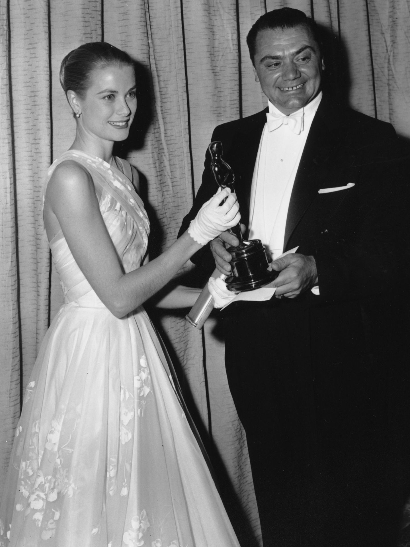 Grace Kelly posa con el ganador del Oscar Ernest Borgnine en 1956, en una imagen de archivo. (Getty)