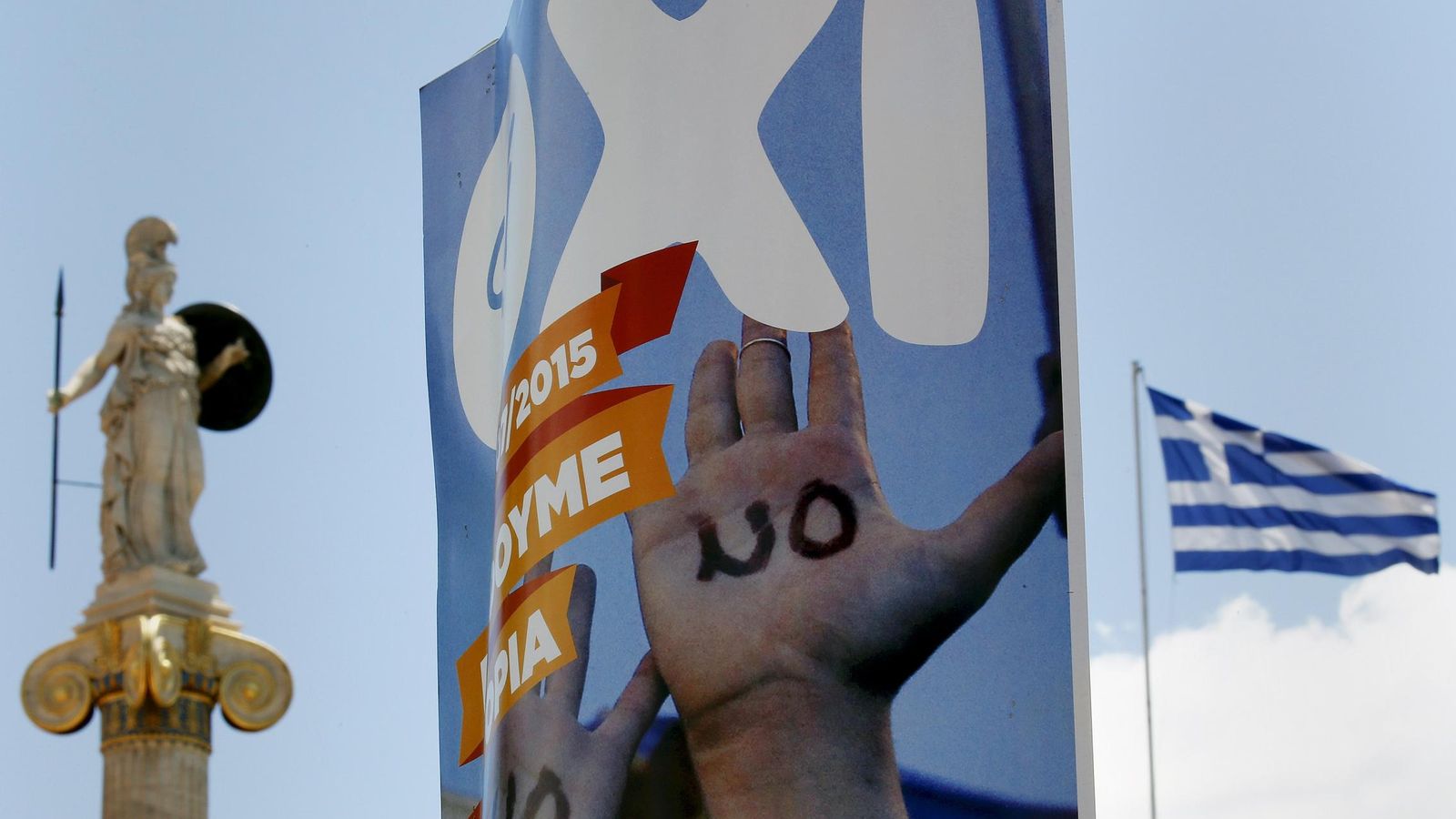 Foto: Un cartel del 'no' frente a una estatua de la diosa griega Atenea y la bandera helena en Atenas. (Reuters)