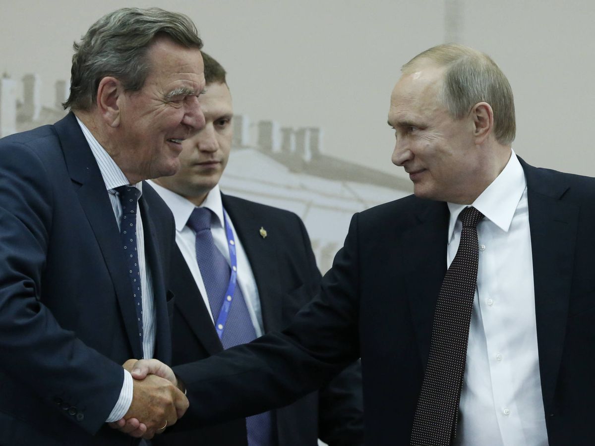Foto: Putin saluda a Gerhard Schröder durante un encuentro empresarial en San Petersburgo. (Reuters) 