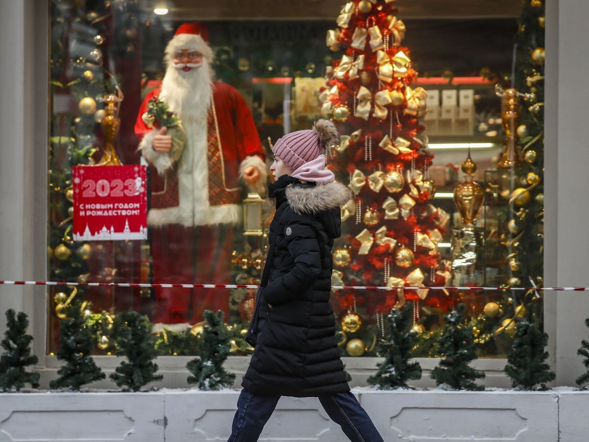Foto: Una joven se encuentra con un escaparate navideño (EFE/YURI KOCHETKOV)