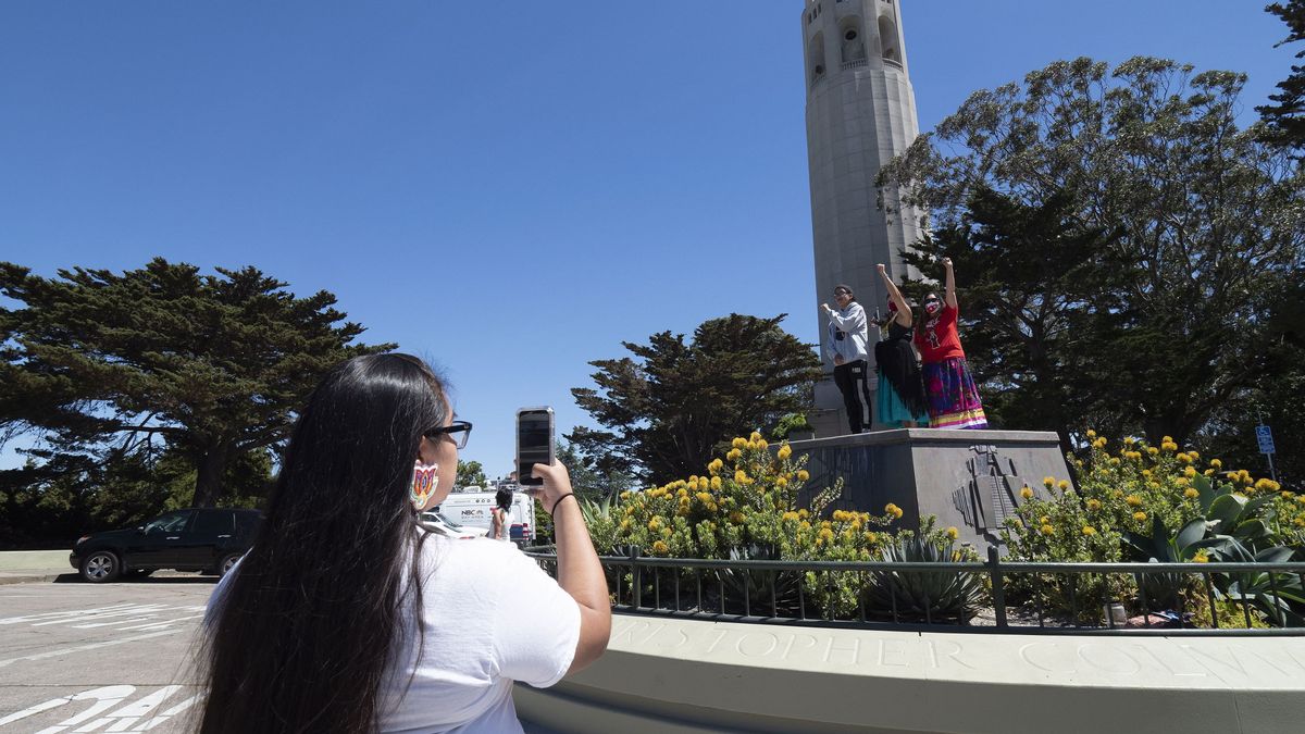 San Francisco retira la estatua de Colón ante el intento de arrancarla y tirarla al mar