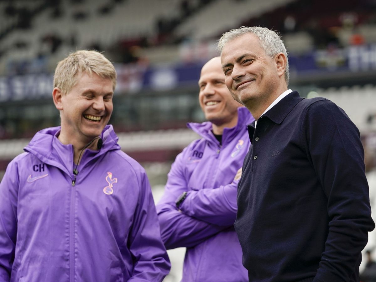 Foto: Mourinho sonríe antes de su estreno como entrenador del Tottenham en el partido contra el West Ham. (Efe)