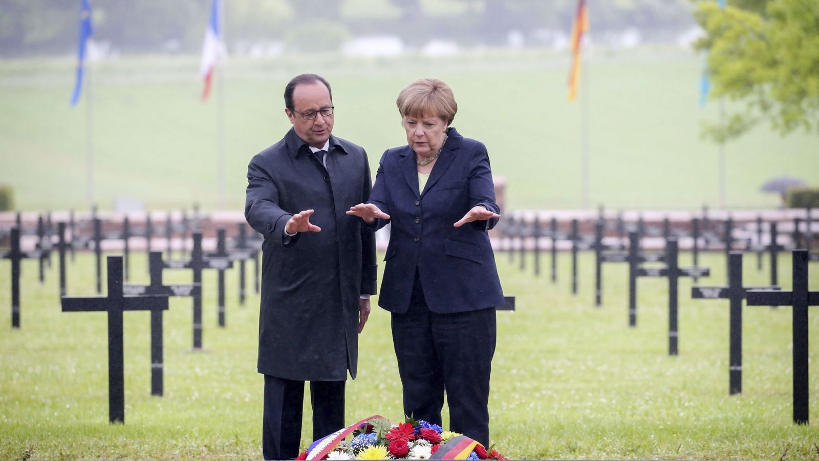 Foto: El presidente francés, François Hollande, y la canciller alemana, Angela Merkel, participan en la conmemoración del centenario de la Batalla de Verdún. (EFE)