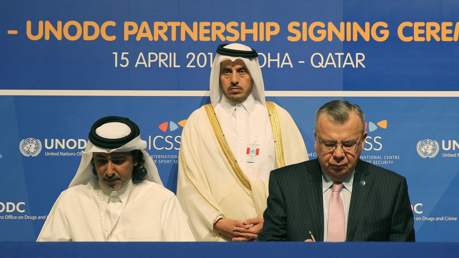 Foto: Mohammed Hanzab y Yury Fedotov firman el acuerdo de cooperación entre el ICSS y el UNODC en presencia del primer ministro de Qatar, Abdullah bin Nasser Al Thani (FOTOS: ICSS)