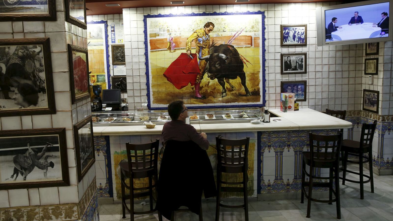 Foto: Restaurante en Madrid mientras se retransmite el debate entre Pedro Sánchez y Mariano Rajoy. (Reuters)