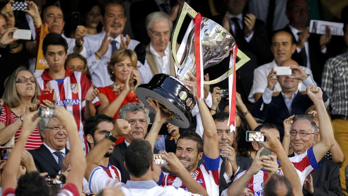 Gabi levanta el título de Liga en el palco del Vicente Calderón (EFE).