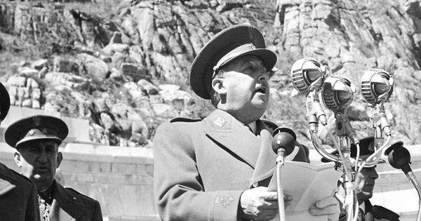 Foto: Franco pronuncia un discurso durante la ceremonia de inauguración del Valle de los Caídos en 1959.