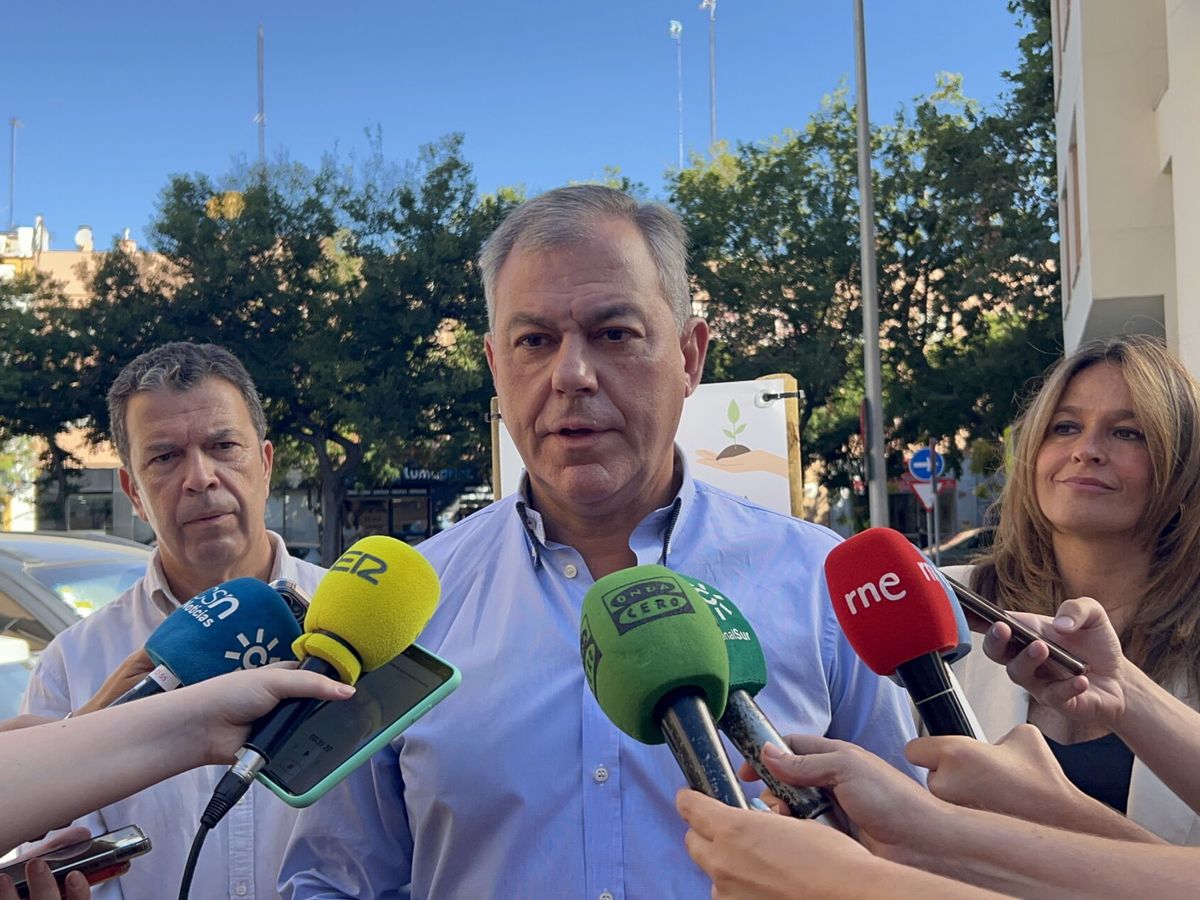 Foto: El alcalde de Sevilla, José Luis Sanz, defiende ante los medios la decisión de posponer el festival de cine a 2024. (EFE/Gema Vargas)