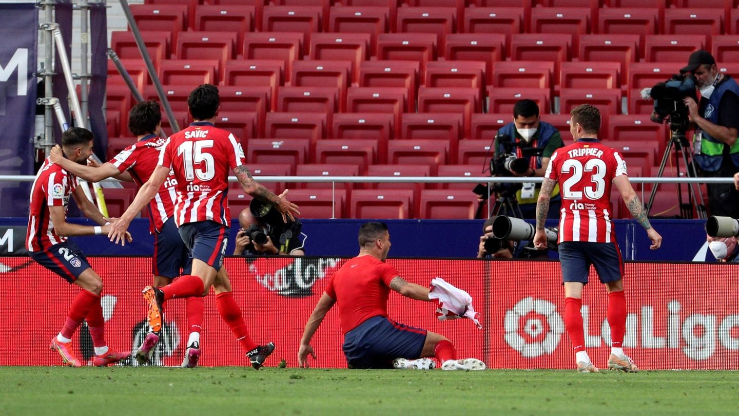 Luis Suárez anota el 2-1. (Reuters)