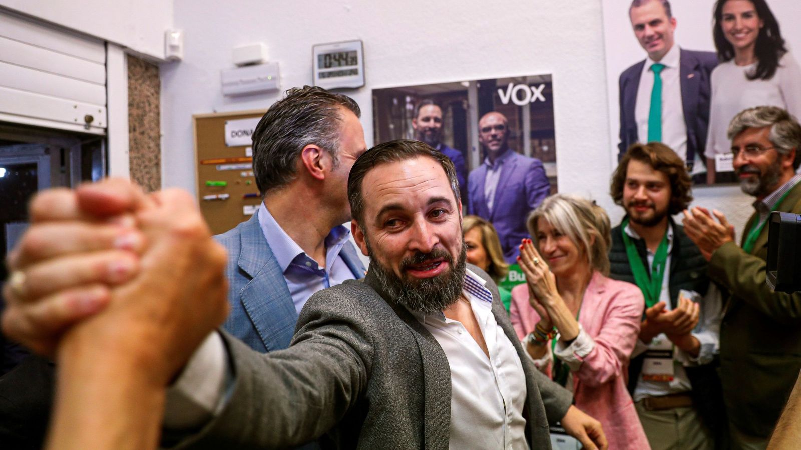 Foto: El líder de Vox, Santiago Abascal, a su llegada a la sede del partido para valorar los resultados de las elecciones. (EFE)
