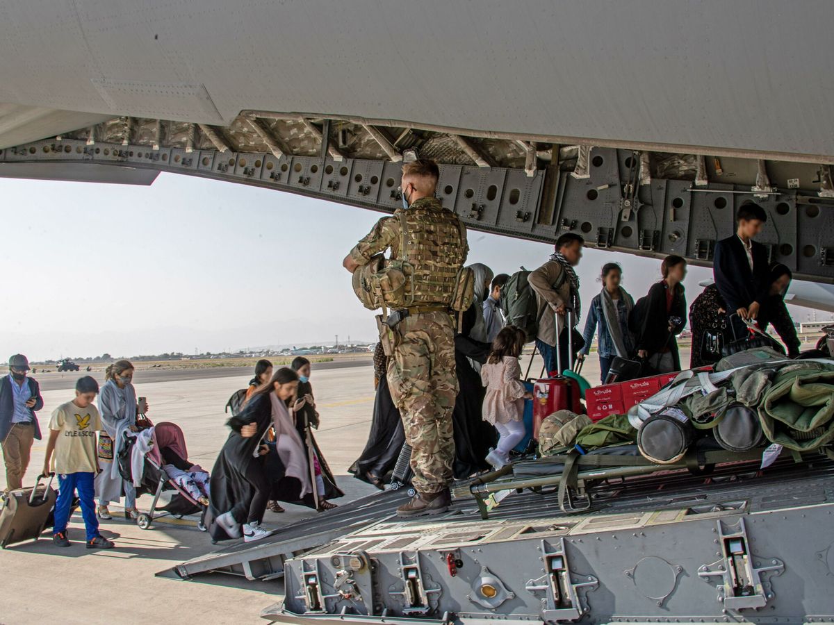Foto: Fuerzas británicas facilitan la evacuación de civiles afganos. (EFE)
