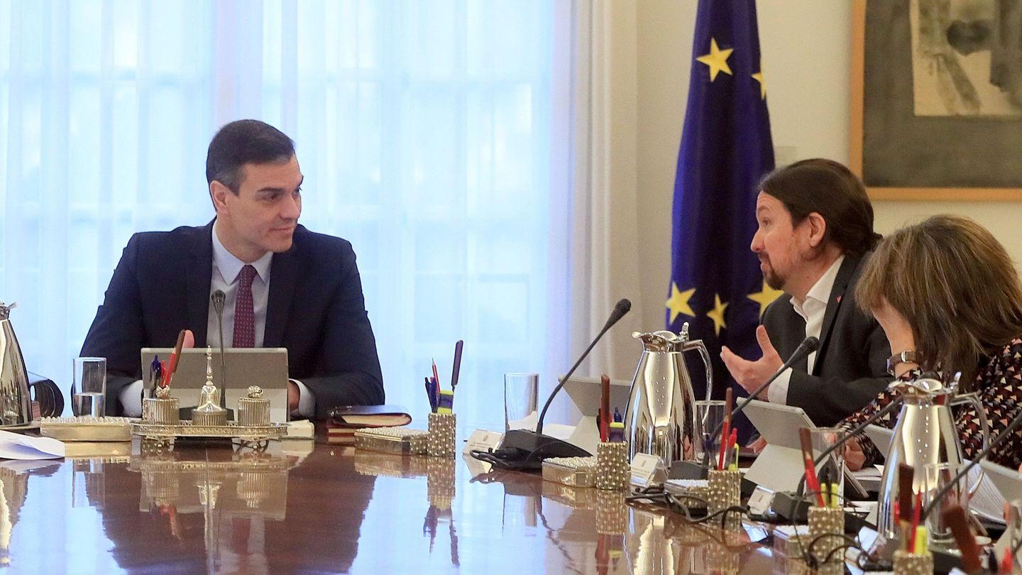 Pedro Sánchez y Pablo Iglesias, en el Consejo de Ministros del pasado 14 de enero. (EFE)