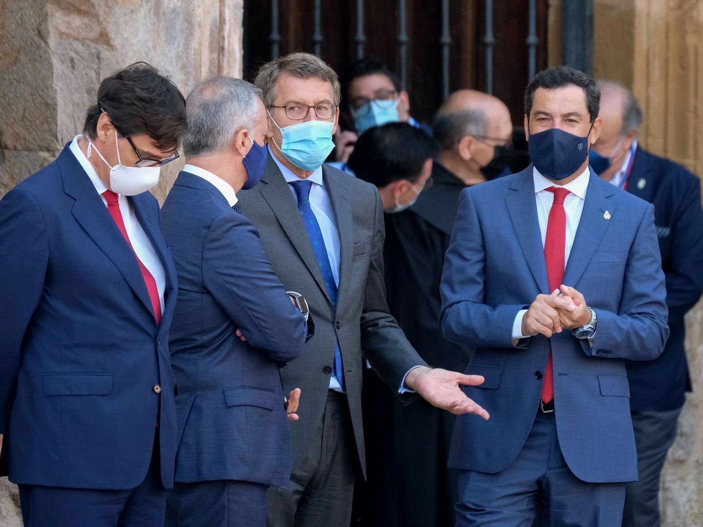De derecha a izquierda: los presidentes de Andalucía, Juanma Moreno; Galicia, Alberto Núñez Feijóo; País Vasco, Iñigo Urkullu; y el ministro de Sanidad, Salvador Illa. (EFE)