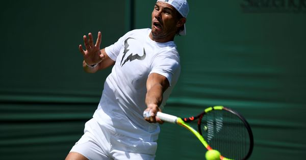 Foto: Rafa Nadal golpea una bola en Wimbledon. (Reuters)