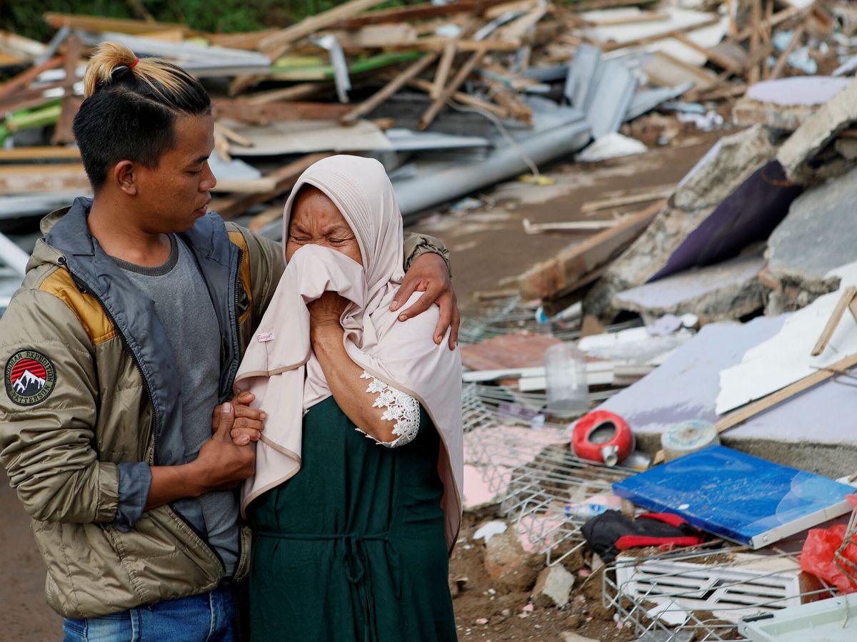 Foto: Una paraje entre los escombros tras el terremoto en Indonesia. (Reuters/Dinar Ulfiana)