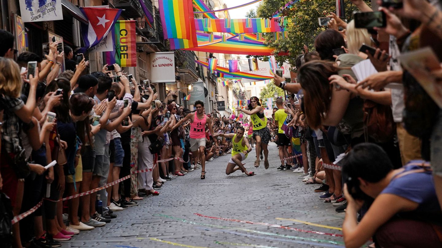 Carrera de tacones del Orgullo Gay en Madrid. (Reuters)