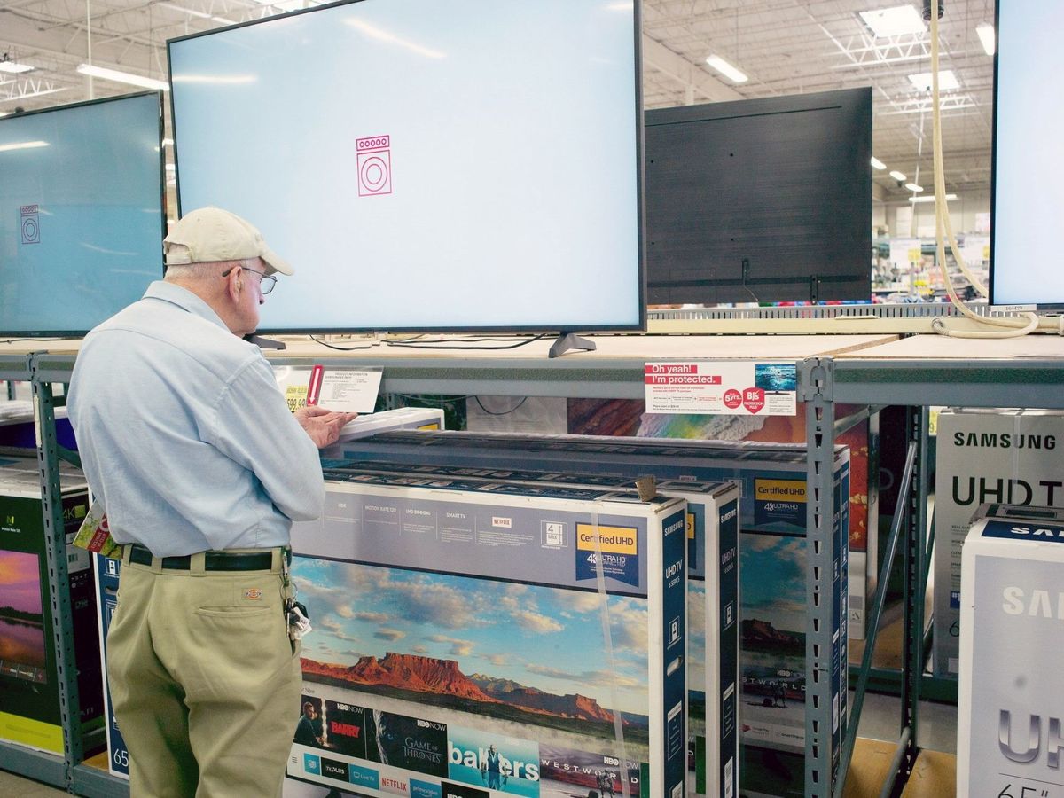 Foto: Comprador eligiendo un televisor (EFE)
