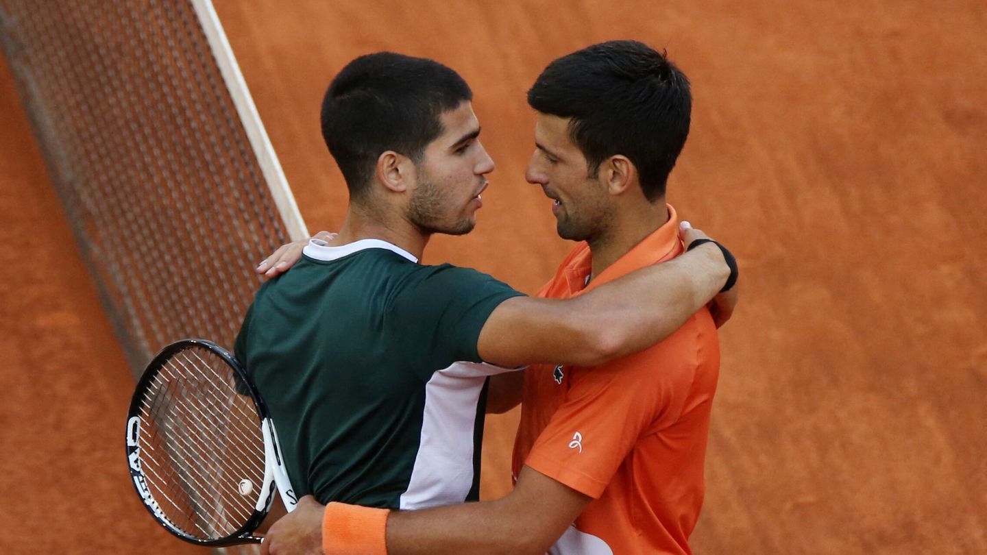 Alcaraz se saluda con Djokovic tras pasar a la final. (Reuters/Isabel Infantes)