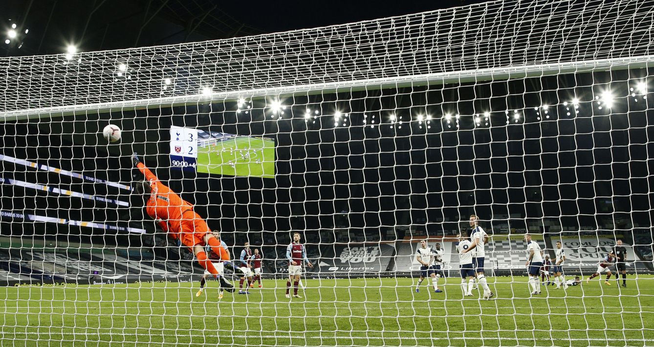Manuel Lanzini anota el gol del empate, superando la estirada de Lloris. (Reuters)