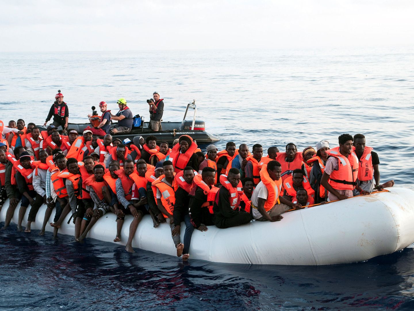 Inmigrantes en un bote de goma, a punto de ser rescatados por el barco Mission Lifeline en el Mediterráneo central, el 21 de junio de 2018. (Reuters)
