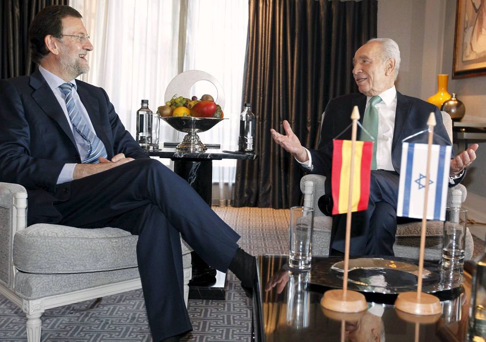 Foto: Rajoy junto a Simon Peres, durante la visita de éste a España en febrero de 2011. (Efe)