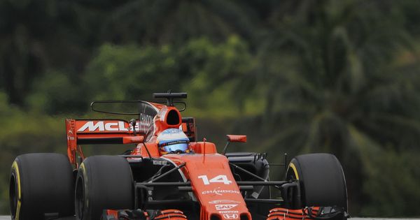 Foto: Fernando Alonso en su McLaren Honda por Malasia. (EFE)