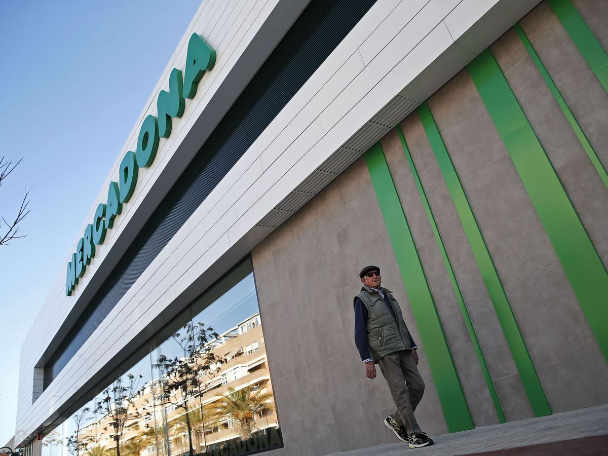 Foto: Horario de los supermercados en Granada por el Corpus Christi: ¿a qué hora abren Mercadona o Carrefour? (EFE/Manuel Bruque)