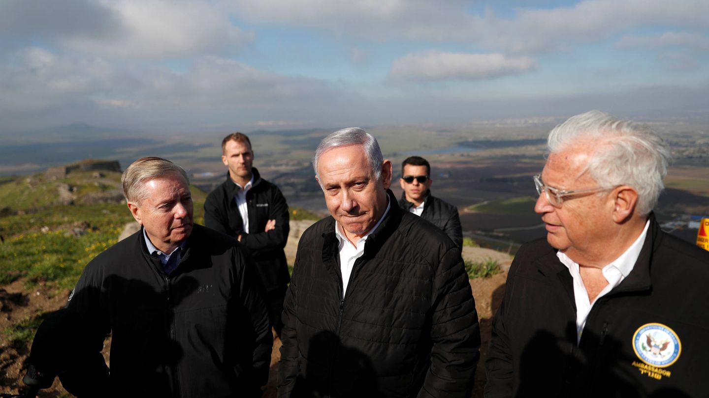Benjamin Netanyahu, el senador republicano Lindsey Graham y el embajador de EEUU en Israel David Friedman durante una visita a los Altos del Golán, el 11 de marzo de 2019. (Reuters)