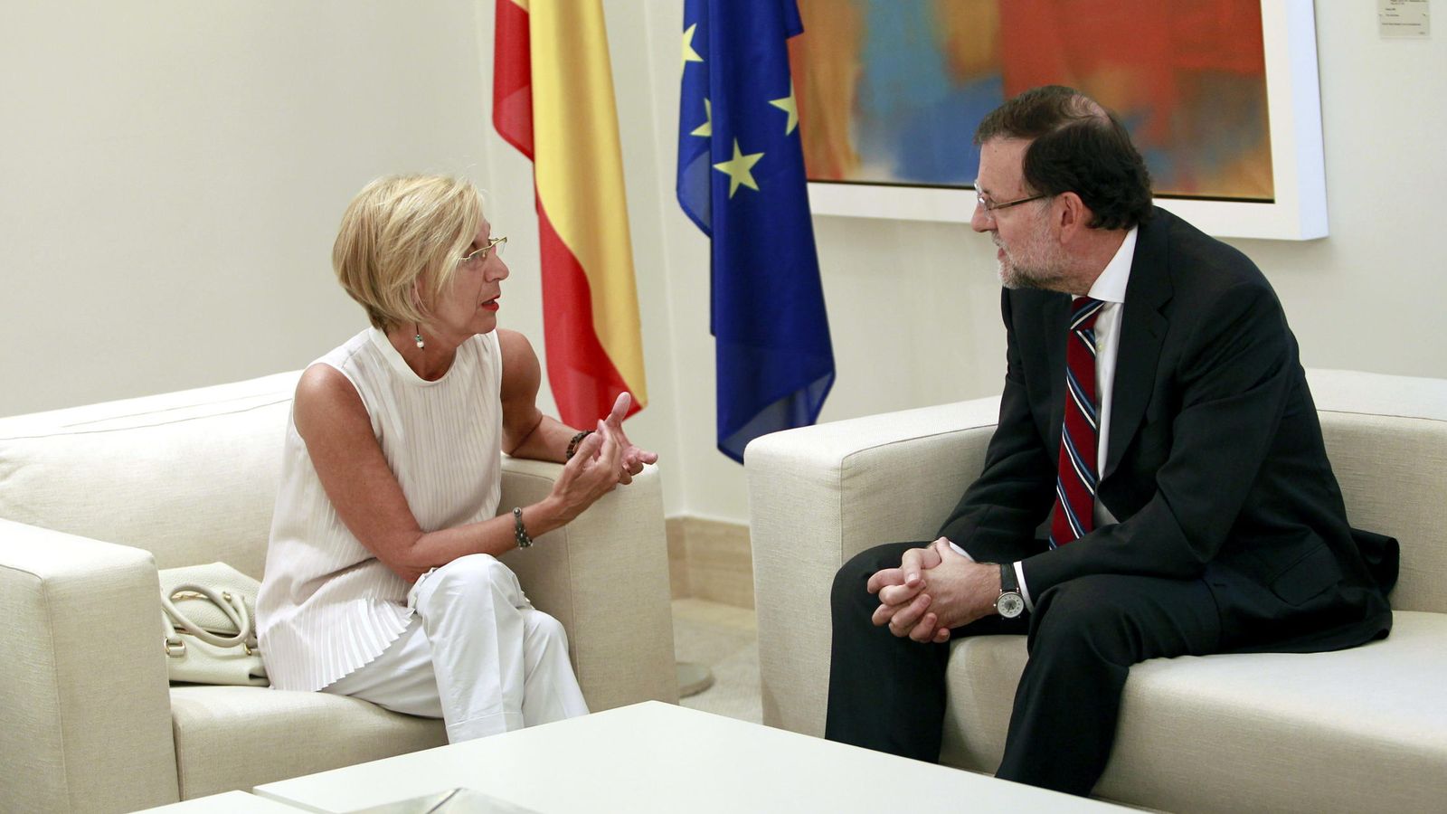 Foto:  El presidente del Gobierno, Mariano Rajoy, conversa con la líder de UPyD, Rosa Díez durante un encuentro. (Efe)