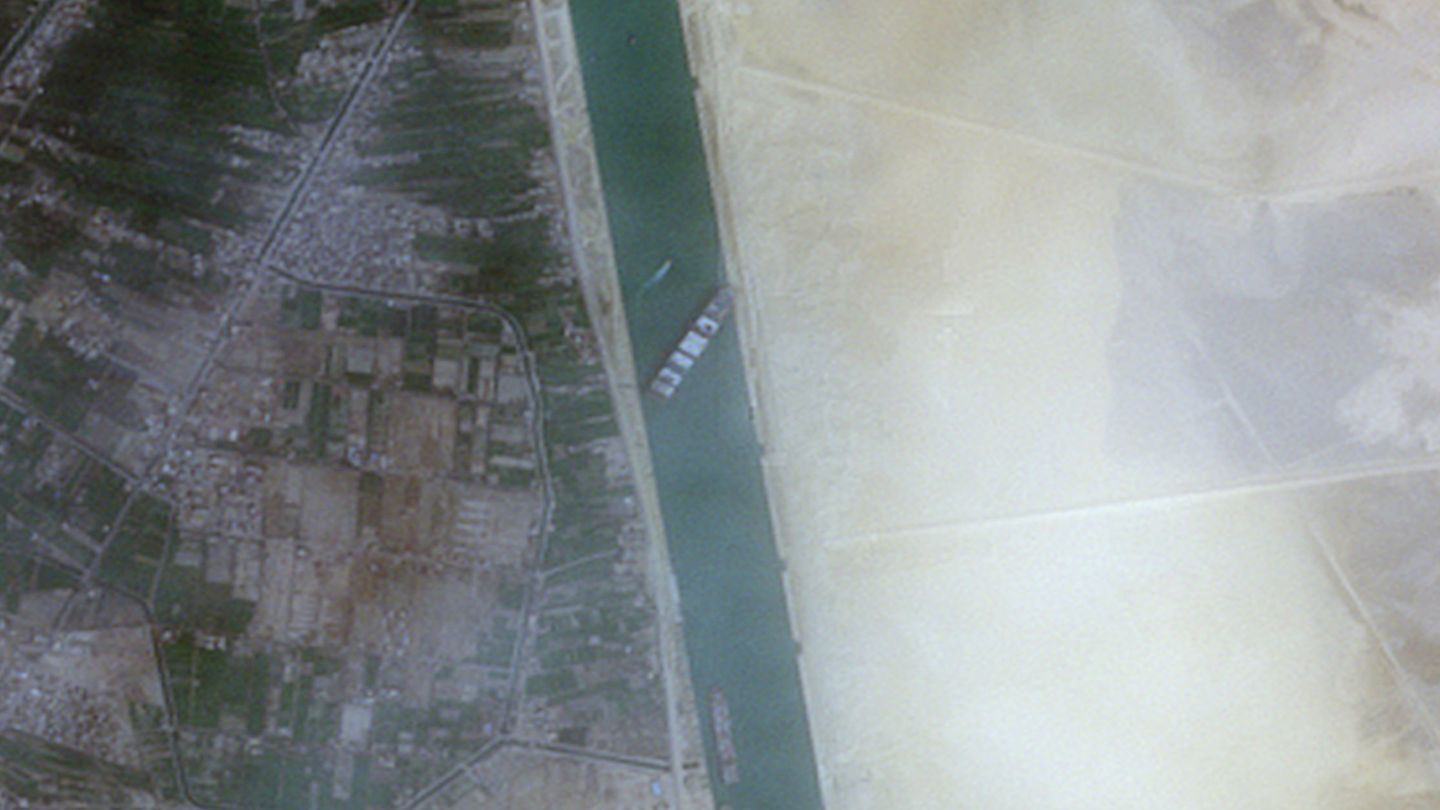 Buque varado en el canal de Suez. (Reuters)