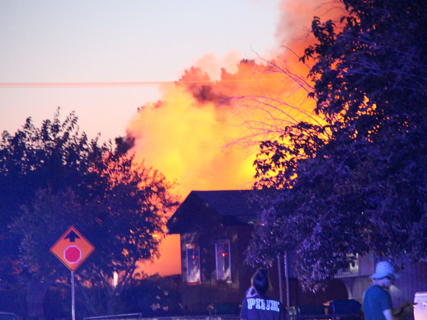 Una casa arde tras el temblor del pasado jueves en California. (Reuters)