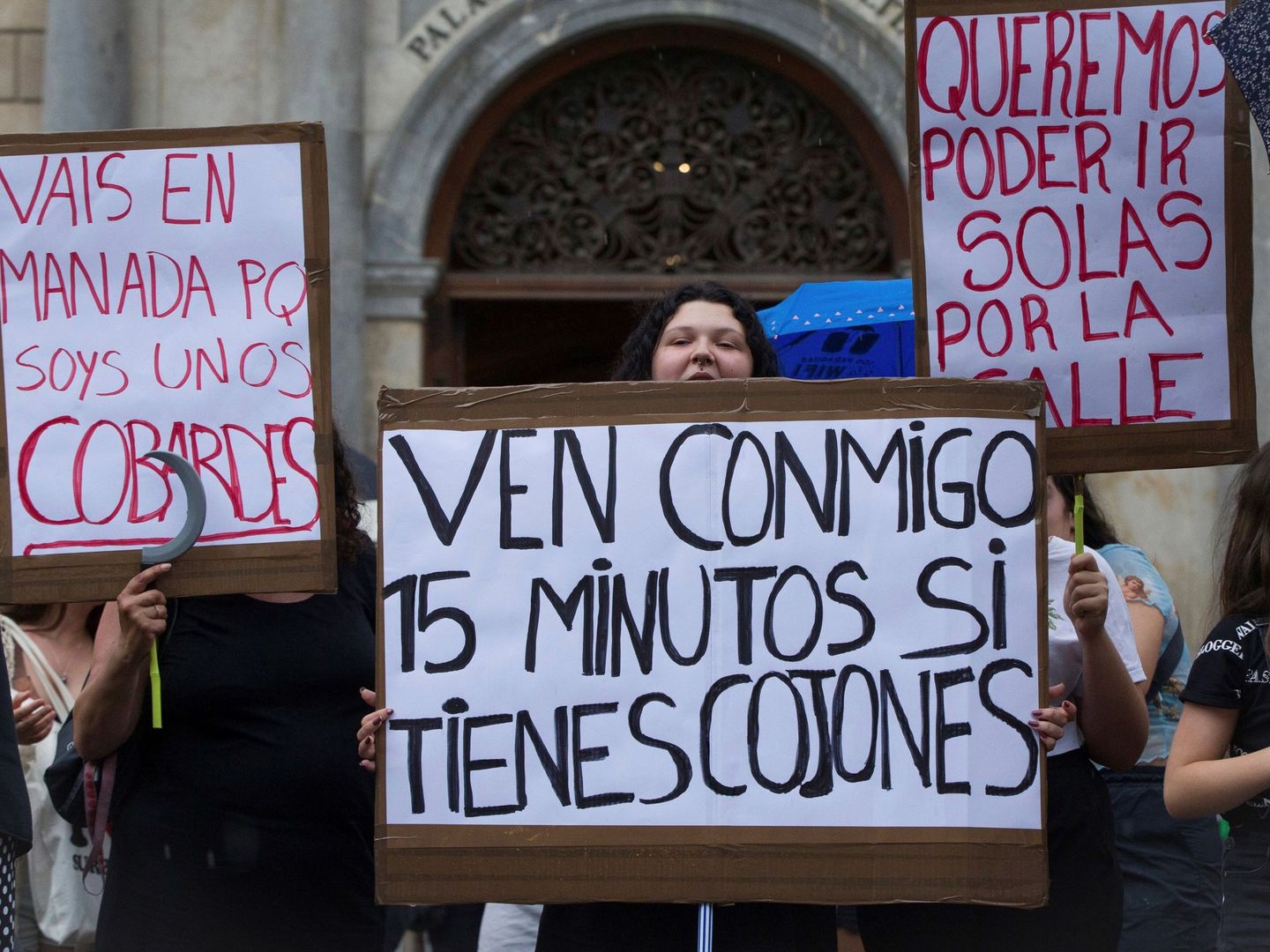 Manifestación feminista de apoyo a la víctima de 'La Manada de Manresa' en la plaza de Sant Jaume de Barcelona. (EFE)