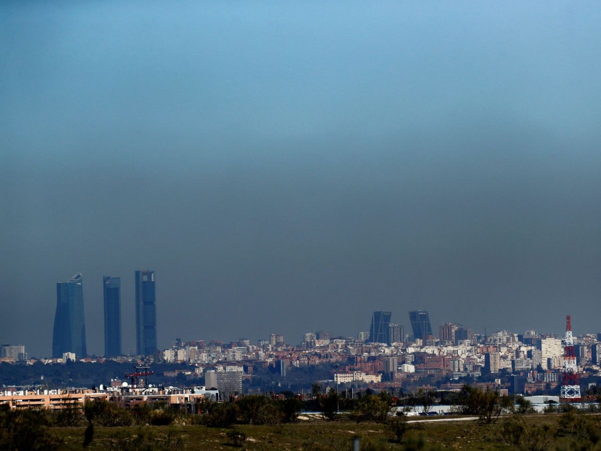 Foto: Vista de Madrid con el parque empresarial de las Cuatro Torres al fondo (i). (EFE)