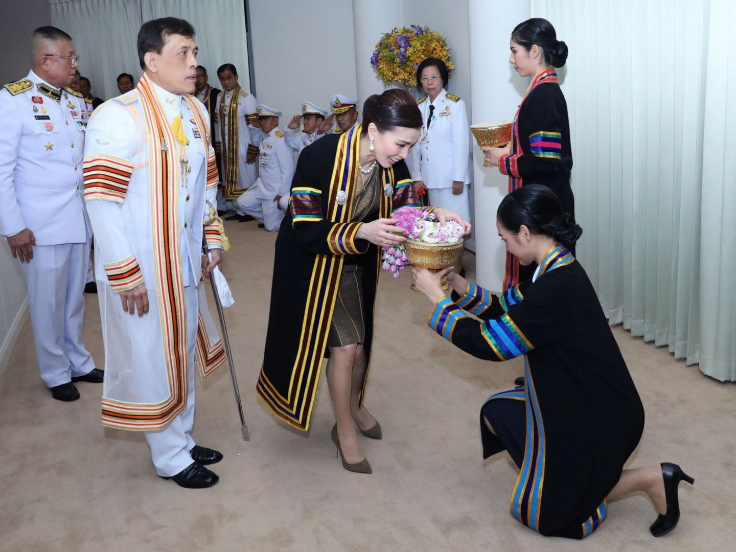 La reina de Tailandia recibe flores en una ceremonia. (EFE)