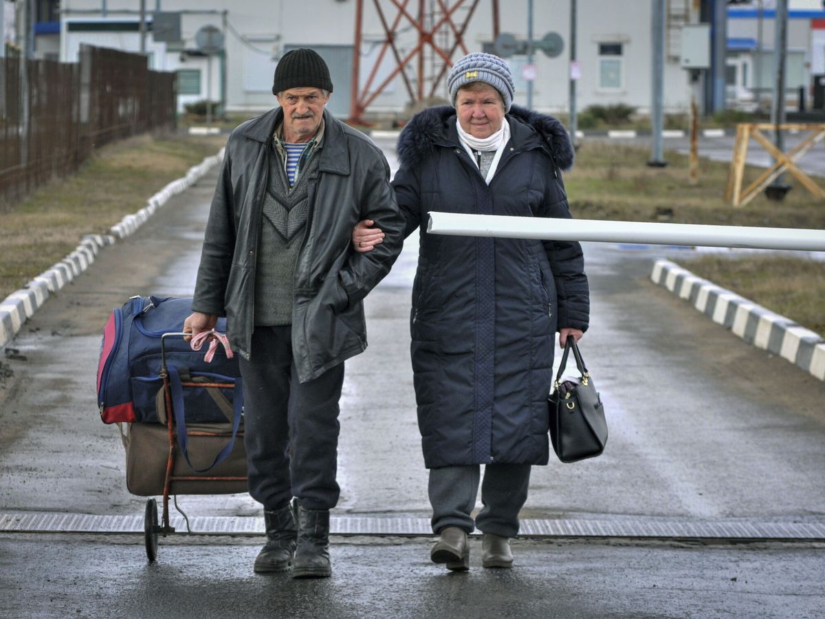 Foto: Refugiados de Mariúpol cruzan la frontera entre Ucrania y Rusia. (EFE/EPA/Arkady Budnitsky)