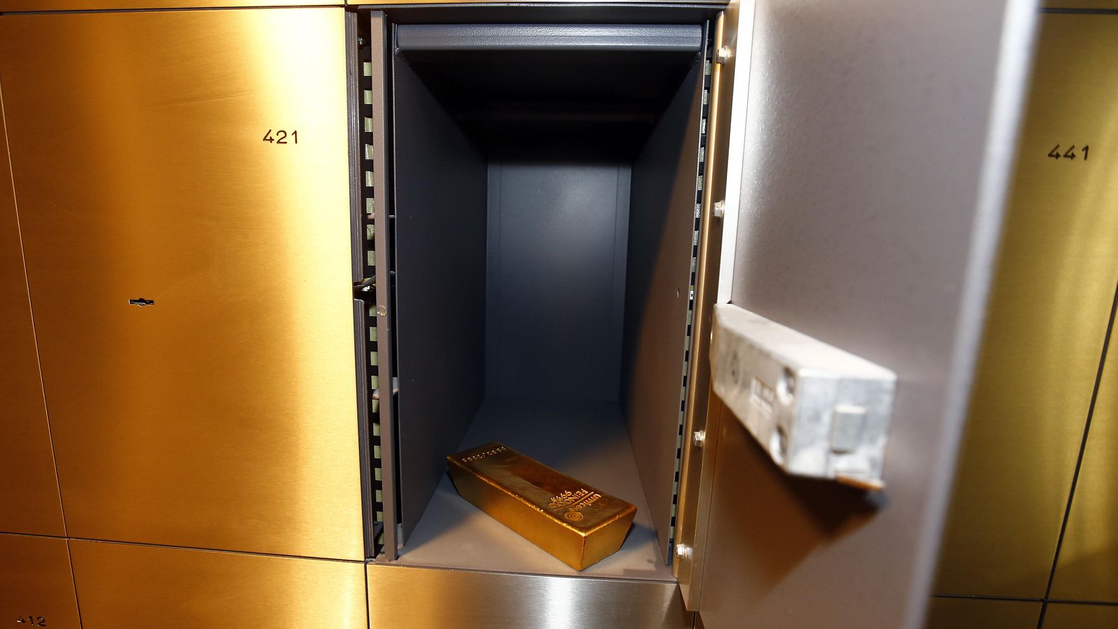 Foto: Un lingote descansa en la caja fuerte de un banco de Munich. (Reuters)