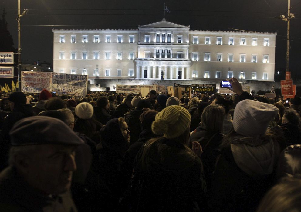Foto: Vista de la manifestación a las puertas del Parlamento griego para apoyar la posición del Gobierno en las negociaciones que se celebran en Bruselas. (EFE)