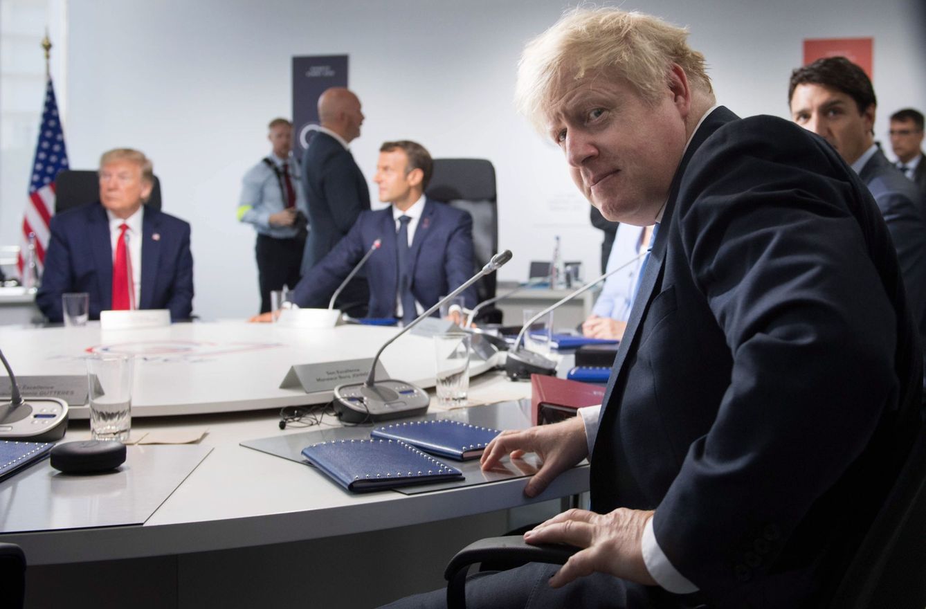 El primer ministro Boris Johnson (d), durante la pasada reunión del G7 en Biarritz, Francia, a la que también acudió Donald Trump (i). (Reuters)
