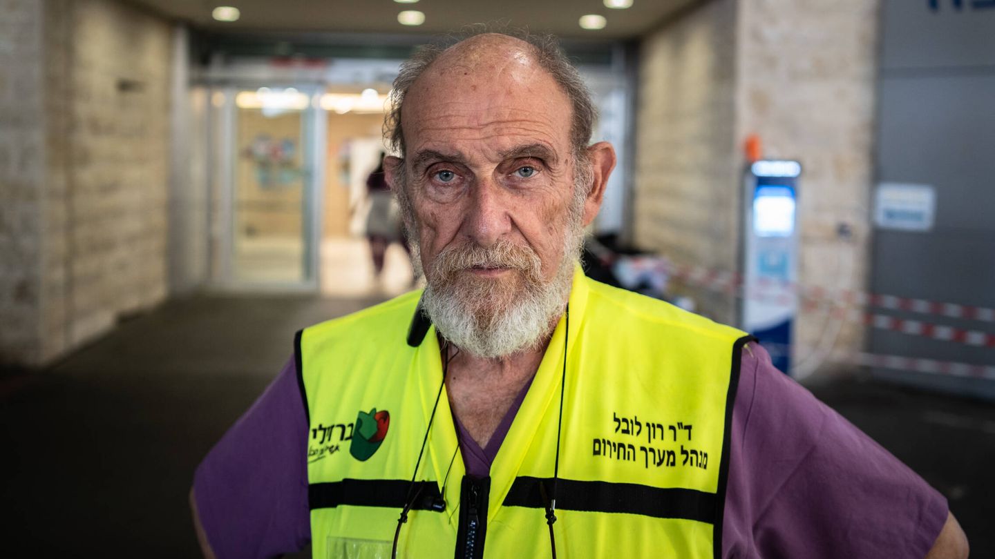 El doctor, en una de las puertas del Hospital de Ashkelon. (Fermín Torrano)