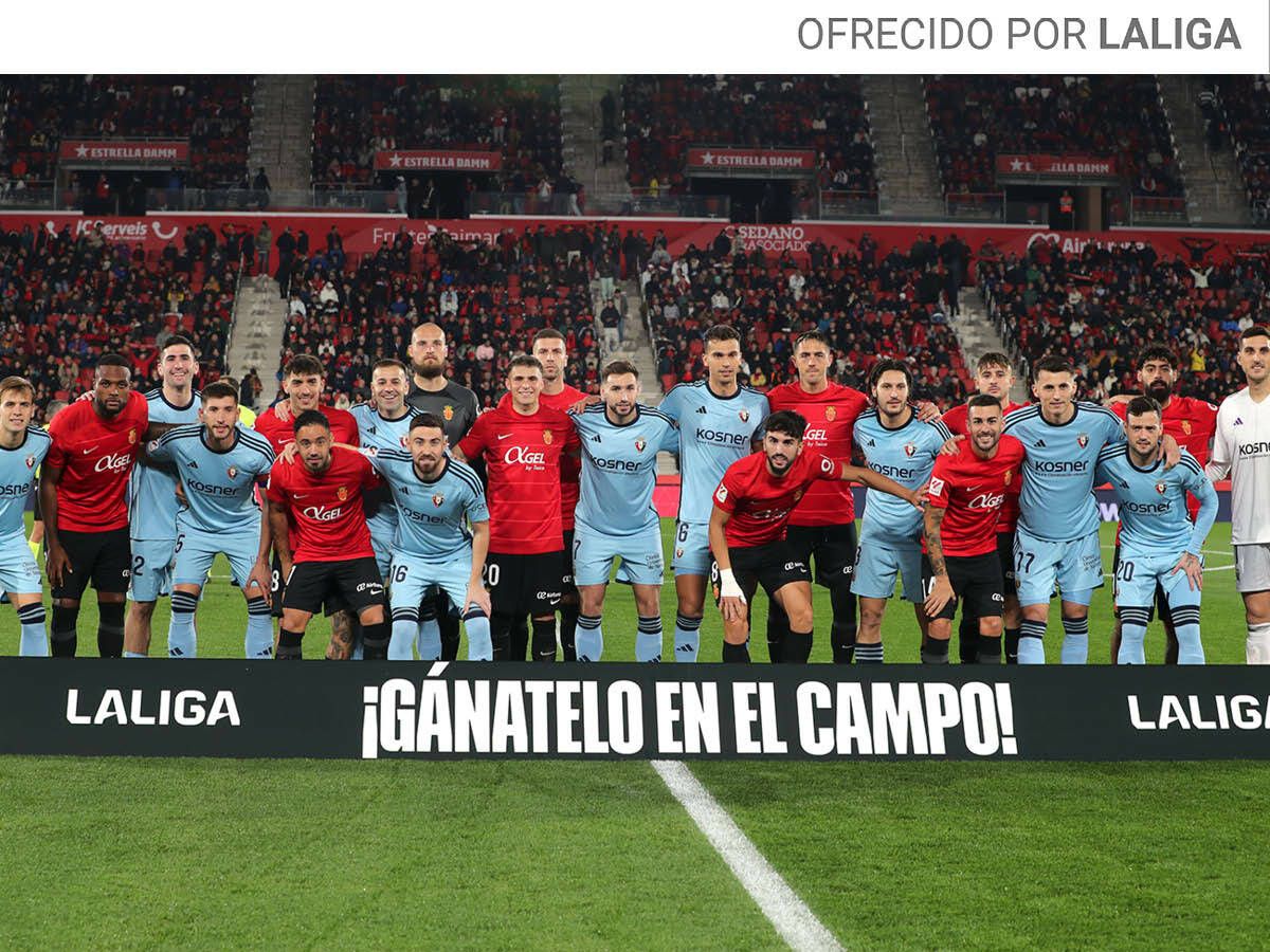 Foto: Los jugadores del RCD Mallorca y CA Osasuna, apoyando la campaña '¡Gánatelo en el campo!' contra la Superliga. (LALIGA)