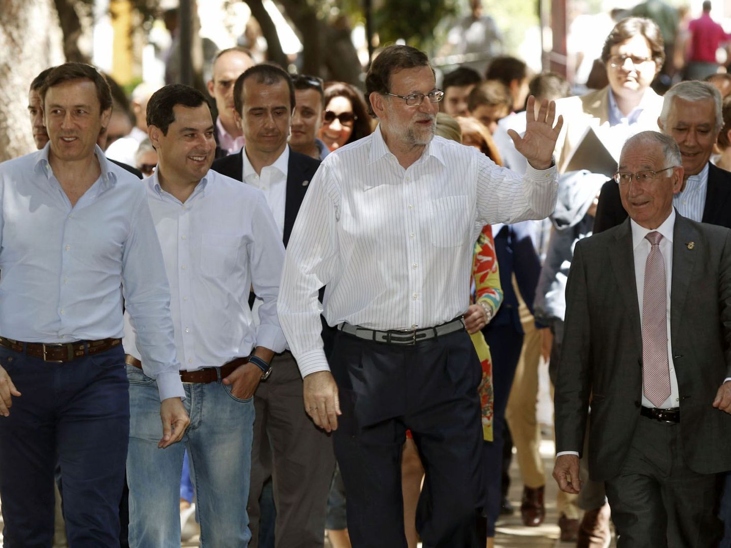Mariano Rajoy (2d), junto al portavoz del Grupo Popular en el Congreso, Rafael Hernando (i), el líder del PP-A, Juanma Moreno (2i), y el presidente provincial de Almería, Gabriel Amat (d).