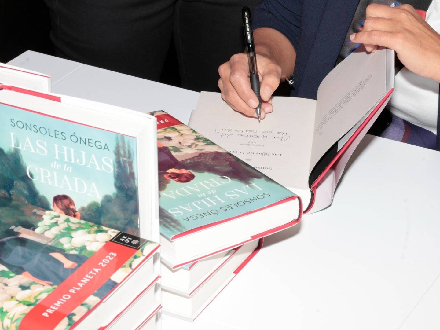 Sonsoles Ónega firmando un ejemplar de su libro a la reina Letizia. (Gtres/Jesús Briones)