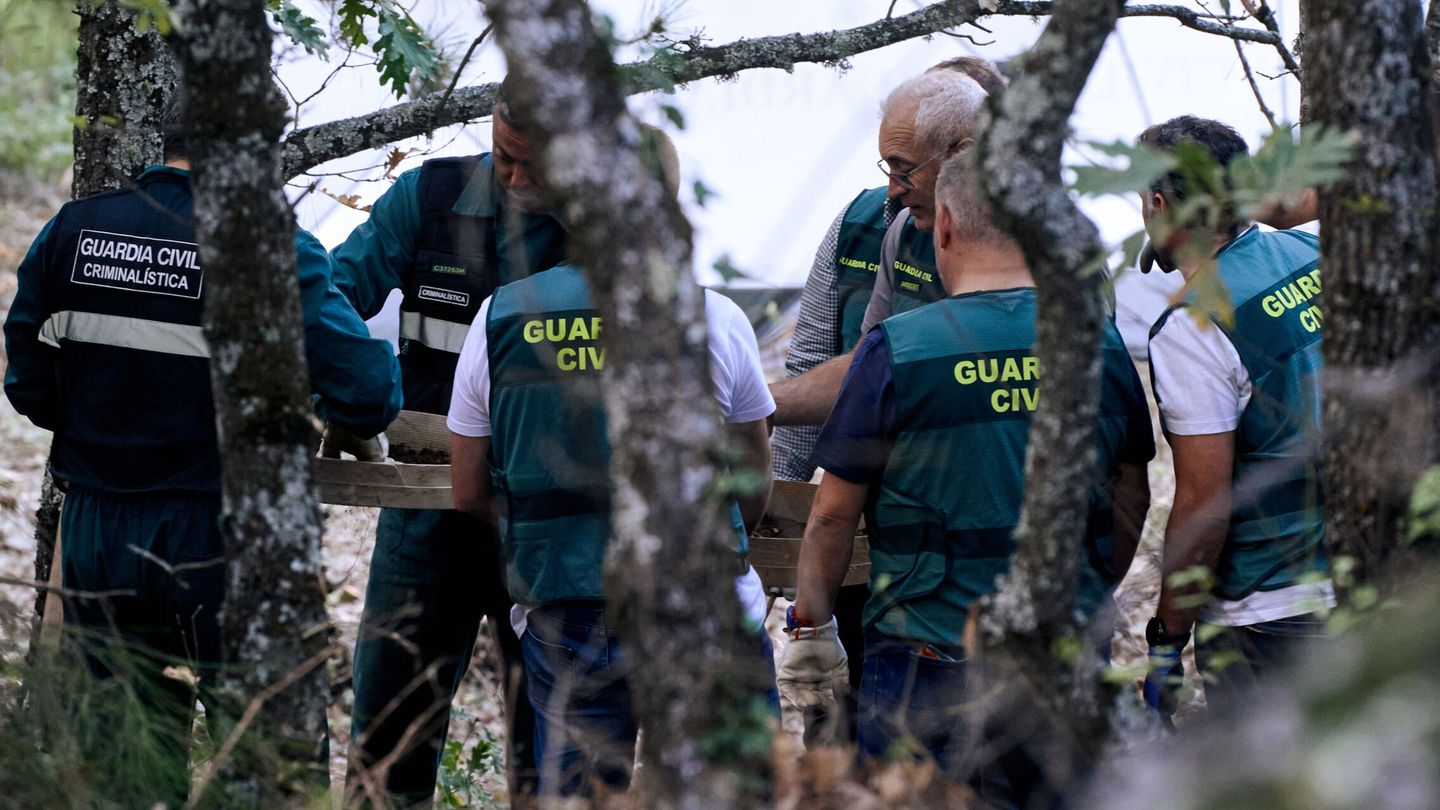 Agentes de la Guardia Civil y de Policía Nacional baten el terreno donde aparecieron restos de Juana Canal, en la zona de Navalacruz (Ávila). (EFE/Raúl Sanchidrián)