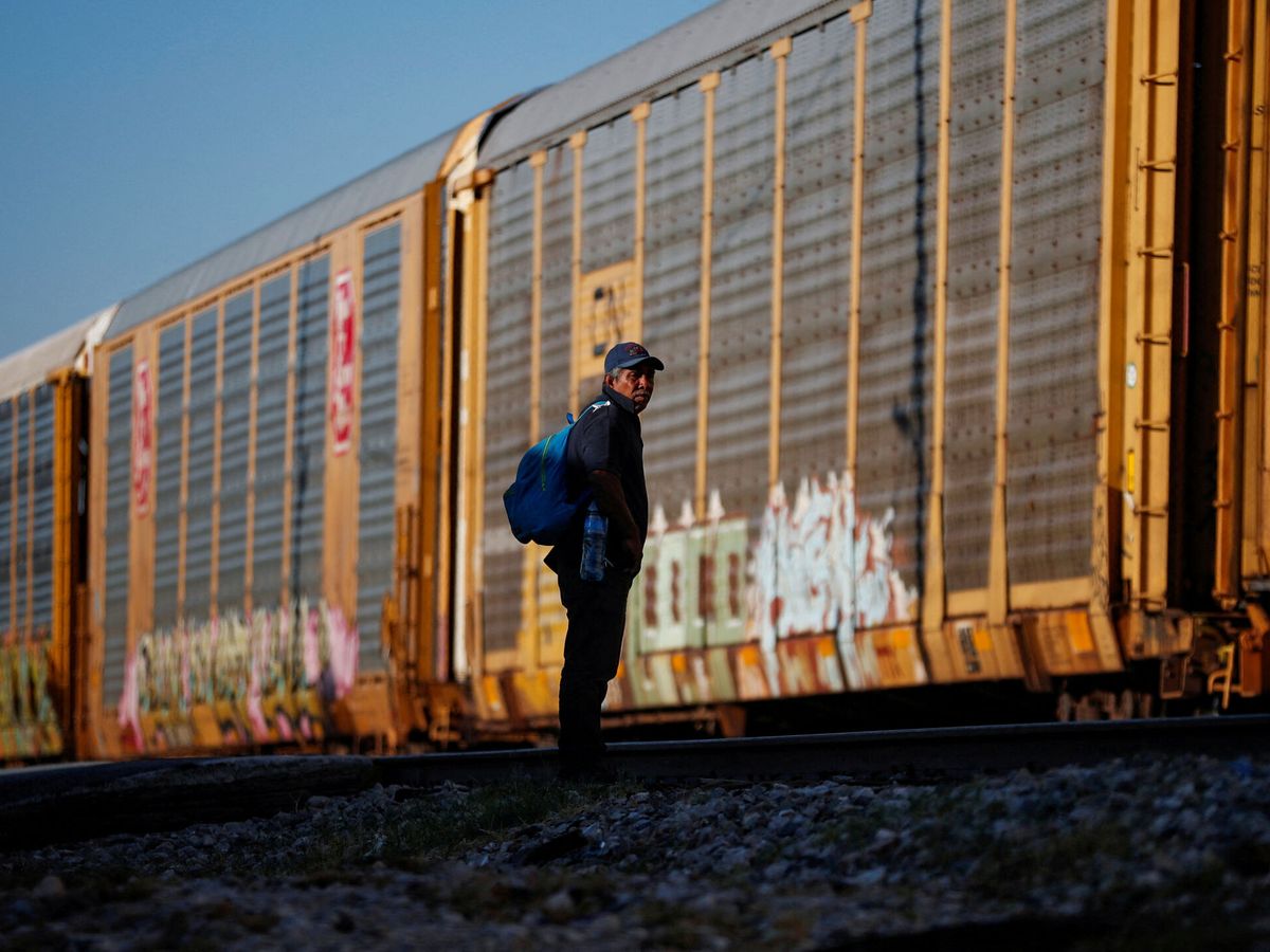 Foto: Un migrante venezolano espera el tren para llegar a al frontera de EEUU. (Daniel Becerril/Reuters)