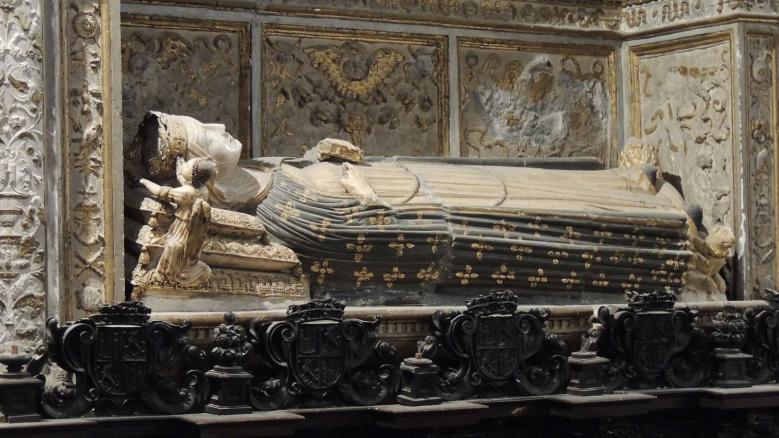 Foto: Sepulcro de la reina Catalina de Lancaster en la capilla de los Reyes Nuevos de la catedral de Toledo. (Wikipedia)