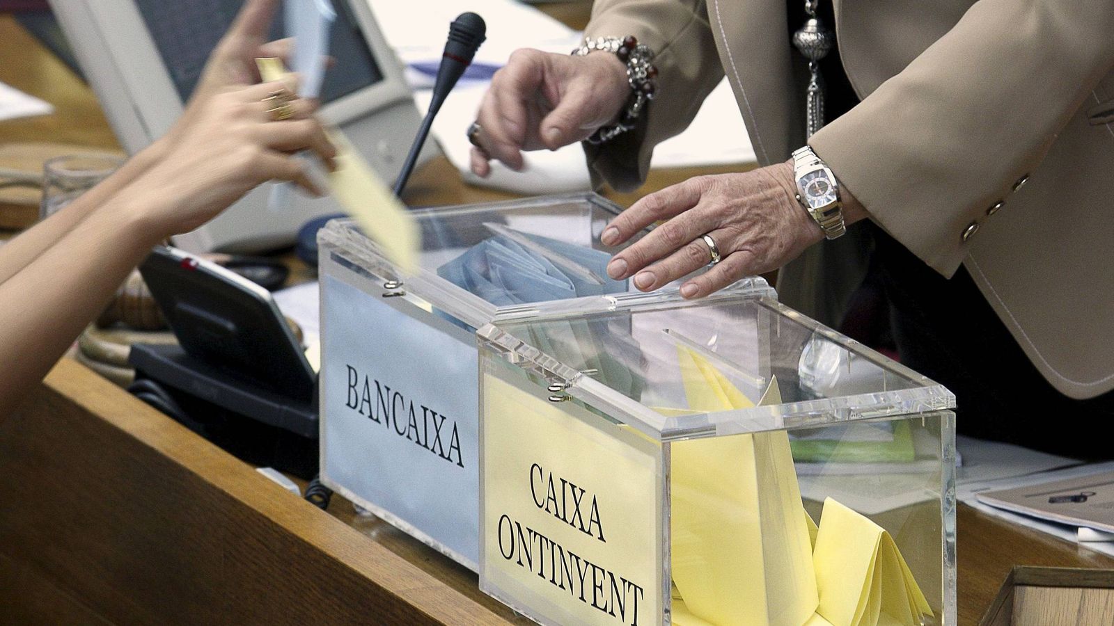Foto: Un pleno de las Cortes valencianas que elegía consejeros de cajas. (EFE)