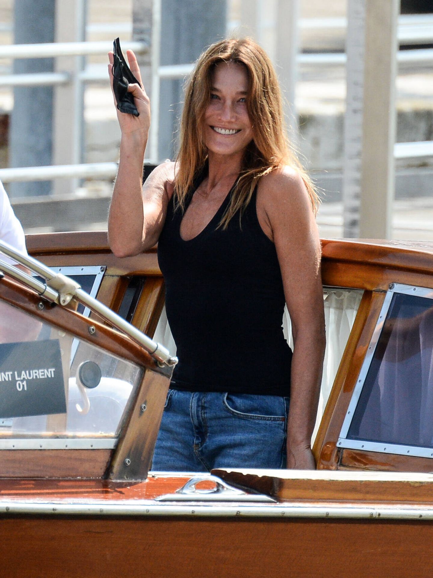 Carla Bruni llega sonriente a Venecia. (Gtres)