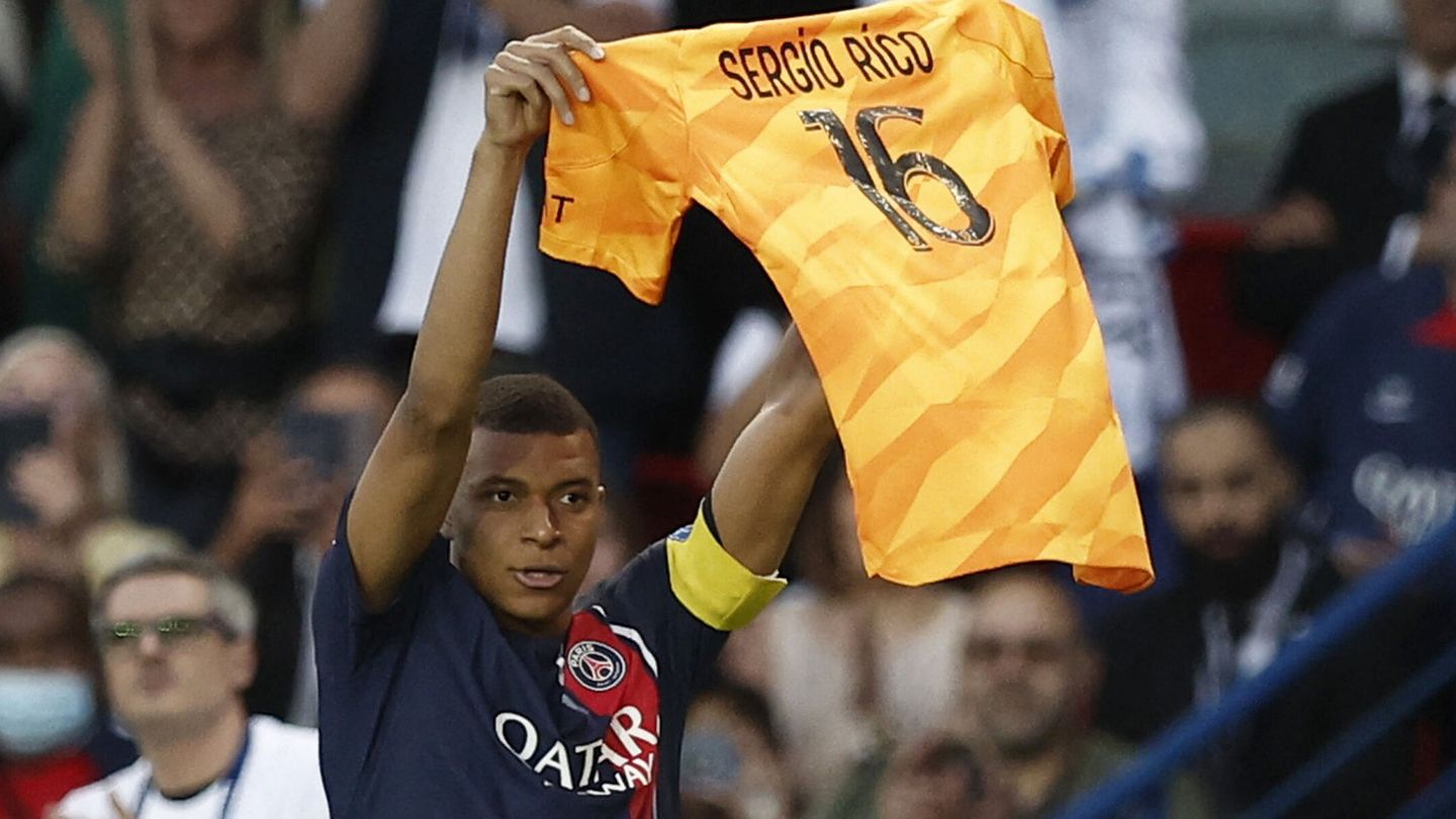 Kylian Mbappé rindiendo homenaje a Sergio Rico. (Reuters/Benoit Tessier)