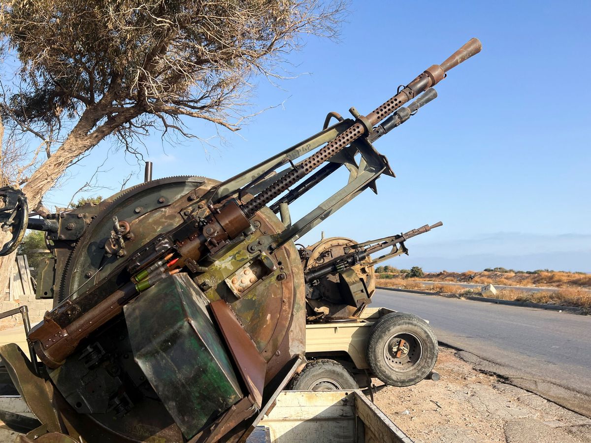 Foto: Vehículos militares cerca de Tripoli. (Reuters/ Ayman Al-Sahili)
