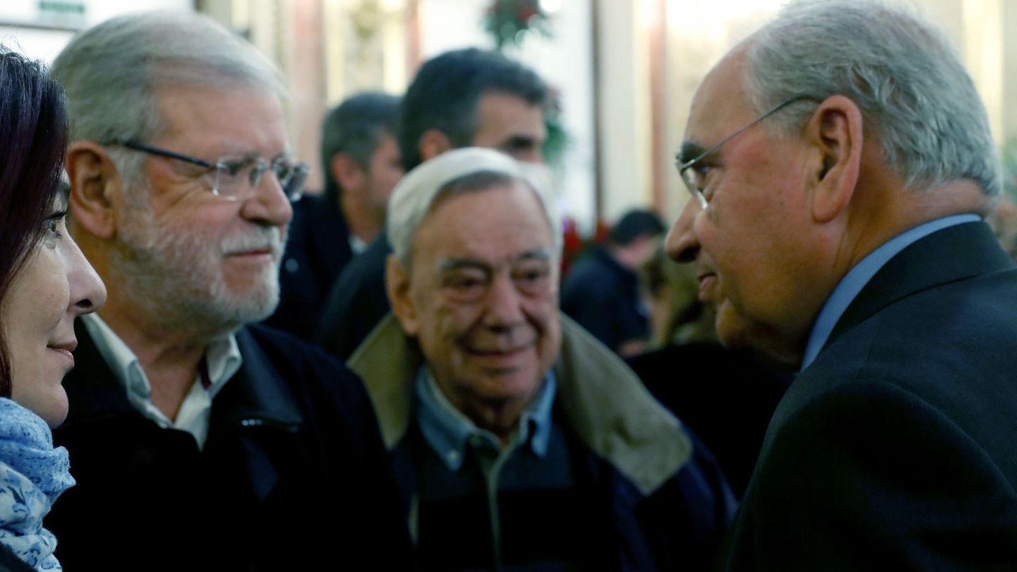 Alfonso Guerra conversa con el expresidente extremeño Juan Carlos Rodríguez Ibarra en la capilla ardiente de Manuel Marín, este 5 de diciembre en el Congreso. (EFE)